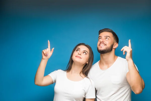 Retrato Feliz Pareja Joven Sobre Fondo Azul — Foto de Stock