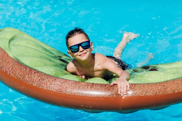 Niño Sonriente Descansando Piscina Enfoque Selectivo —  Fotos de Stock