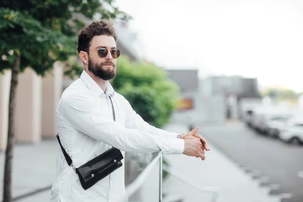 Bärtiger Stilvoller Mann Auf Der Straße Selektiver Fokus — Stockfoto