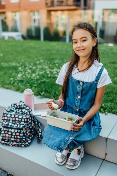 Mädchen Mit Gesunder Lunchbox Mit Frischem Gemüse Selektiver Fokus — Stockfoto
