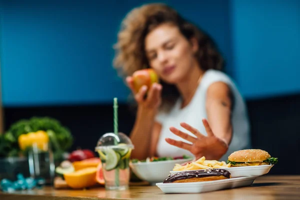 Mulher Bonita Com Comida Verde Saudável Cozinha Moderna — Fotografia de Stock