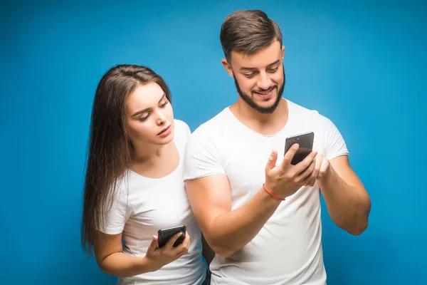 Retrato Feliz Pareja Joven Sobre Fondo Azul —  Fotos de Stock