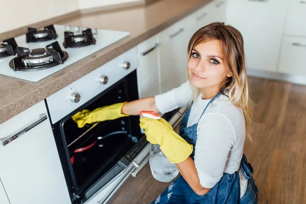 Young Woman Yellow Gloves Cleaning Oven Selective Focus — 스톡 사진