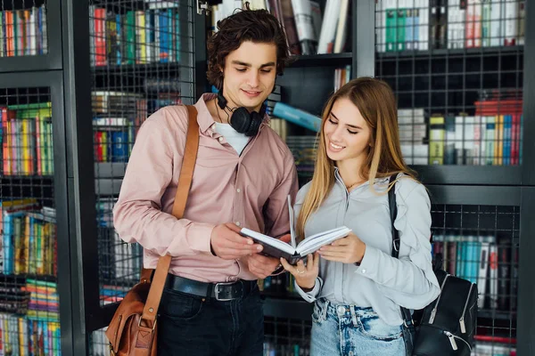 Dwóch Studentów Bibliotece Uniwersyteckiej Wybiórcze Skupienie — Zdjęcie stockowe