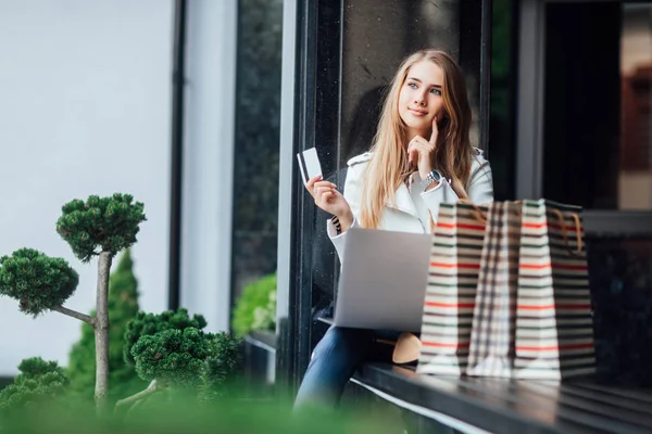 Hermosa Joven Rubia Con Bolsas Compras Enfoque Selectivo —  Fotos de Stock