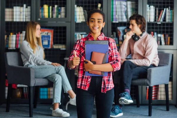 Trois Étudiants Heureux Apprendre Bibliothèque Accent Sélectif — Photo