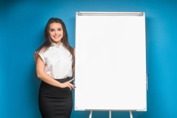 Retrato Una Joven Empresaria Mostrando Pizarrón Presentación — Foto de Stock