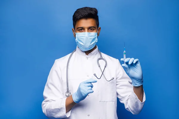 Indický Lékař Bílém Kabátě Modrém Pozadí — Stock fotografie