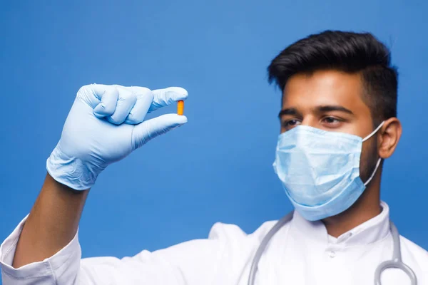 Indiano Maschio Medico Bianco Cappotto Sfondo Blu — Foto Stock