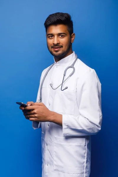 Retrato Médico Indiano Bonito Com Estetoscópio Segurando Telefone — Fotografia de Stock