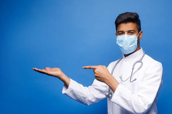 Índio Médico Masculino Casaco Branco Fundo Azul — Fotografia de Stock