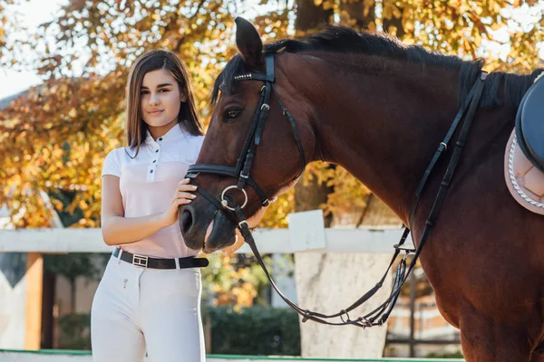 Jonge Vrouw Met Bruin Paard Selectieve Focus — Stockfoto