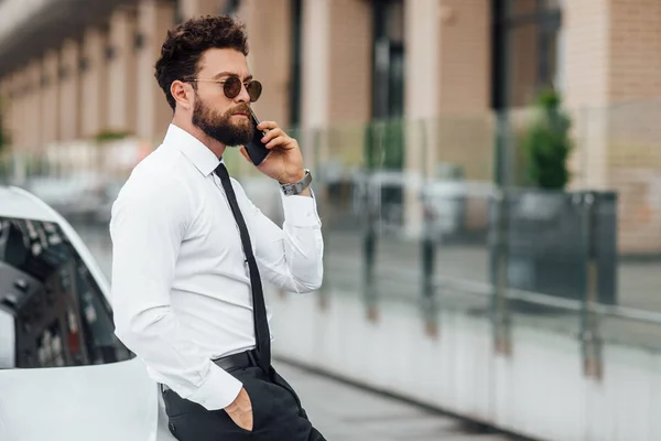 Hombre Elegante Usando Teléfono Aire Libre Enfoque Selectivo — Foto de Stock
