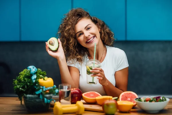 Hermosa Mujer Con Comida Verde Saludable Cocina Moderna — Foto de Stock