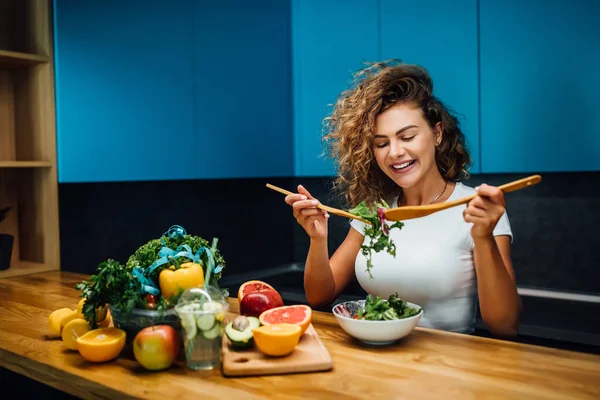 Hermosa Mujer Con Comida Verde Saludable Cocina Moderna — Foto de Stock