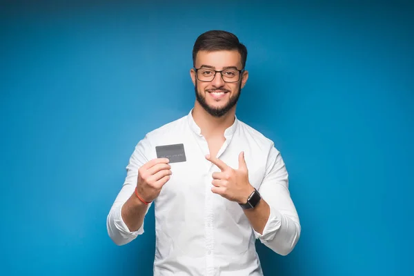 Портрет Щасливого Молодого Бізнесмена Який Тримає Кредитну Картку Показує Великі — стокове фото