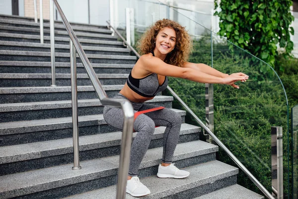 Hermosa Mujer Ropa Deportiva Haciendo Ejercicios Aire Libre — Foto de Stock