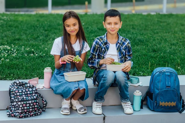 Kinder Während Des Mittagessens Freien Selektiver Fokus — Stockfoto