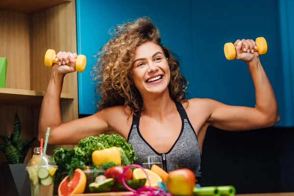 Bella Donna Con Cibo Verde Sano Cucina Moderna — Foto Stock