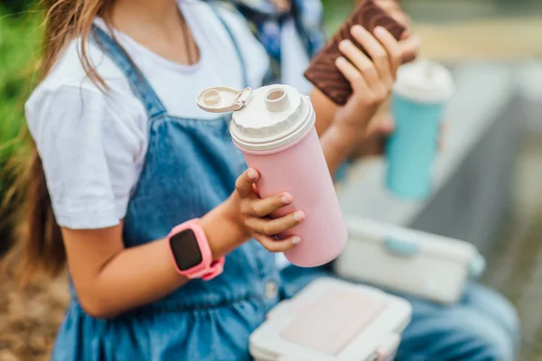 Junge Und Mädchen Sitzen Mit Schokoladenkuchen Und Duroplast Der Hand — Stockfoto