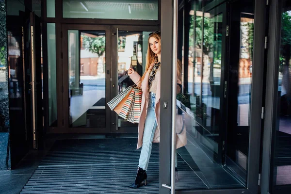 Hermosa Joven Rubia Con Bolsas Compras Enfoque Selectivo — Foto de Stock