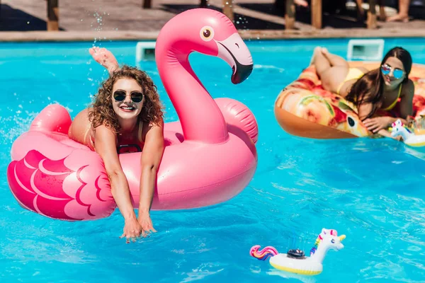 Dos Hermosas Mujeres Relajándose Piscina —  Fotos de Stock