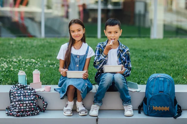 Kinder Während Des Mittagessens Freien Selektiver Fokus — Stockfoto