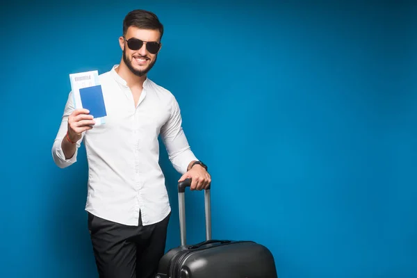 Jovem Empresário Com Bilhete Rosto Feliz Fundo Azul — Fotografia de Stock