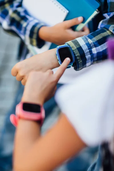 Primer Plano Los Niños Usando Smartwatches Enfoque Selectivo — Foto de Stock