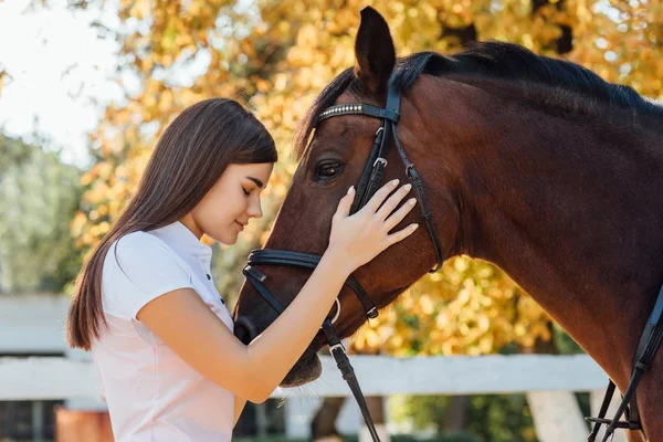 Jonge Vrouw Met Bruin Paard Selectieve Focus — Stockfoto