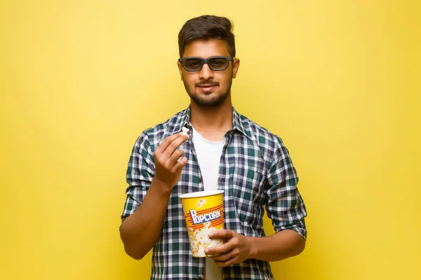 Geconcentreerde Jonge Indiaanse Man Casual Wit Shirt Eten Popcorn Dragen — Stockfoto