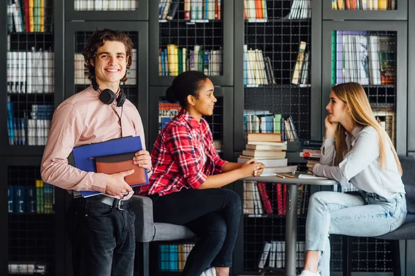 Troje Szczęśliwych Studentów Uczących Się Bibliotece Wybiórcze Skupienie — Zdjęcie stockowe