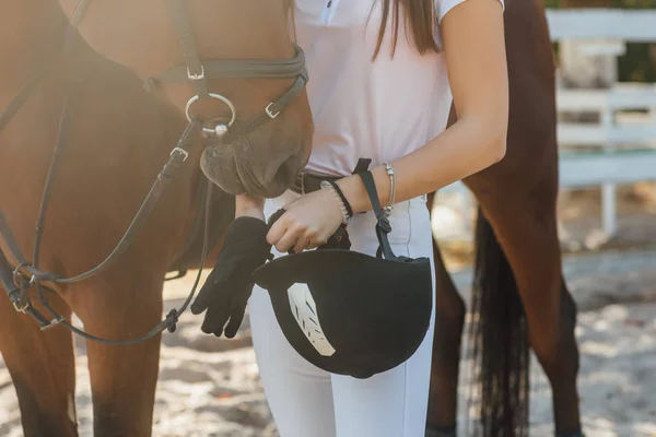 Cavalier Femme Avec Cheval Avant Compétition Tenant Casque — Photo