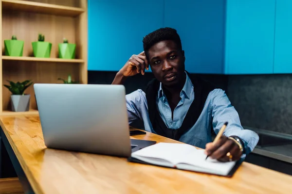 Young Man Using Laptop Selective Focus — Stock Photo, Image