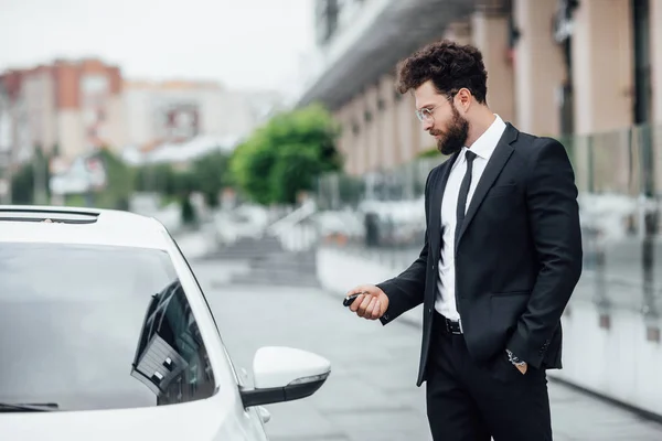 Guapo Joven Hombre Negocios Cerca Nuevo Coche Blanco Enfoque Selectivo — Foto de Stock