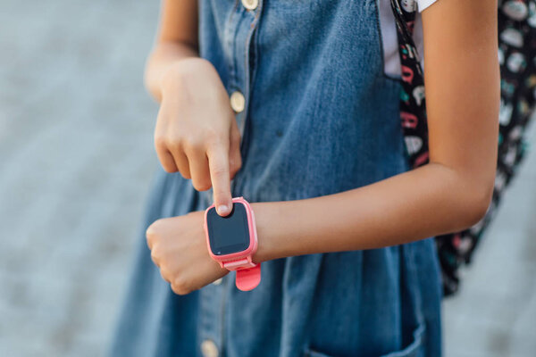 девушка с умными часами на свежем воздухе, избирательный фокус
