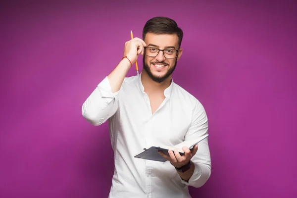 Портрет Веселого Бізнесмена Який Робить Нотатки Фіолетовому Фоні — стокове фото