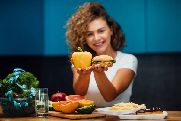 Bella Donna Con Cibo Verde Sano Cucina Moderna — Foto Stock