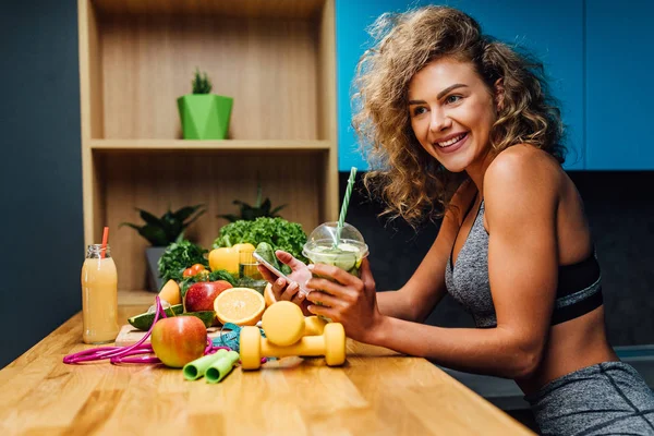 Wanita Cantik Dengan Makanan Hijau Yang Sehat Dapur Modern — Stok Foto