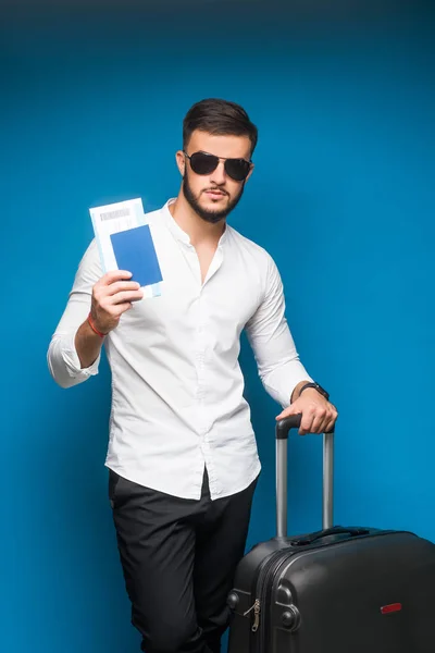 Jovem Homem Negócios Com Bilhete Rosto Feliz Ficar Fundo Azul — Fotografia de Stock