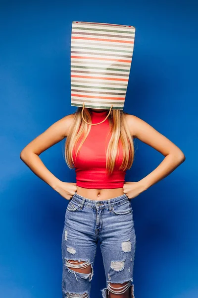 Joven Hermosa Mujer Posando Sobre Fondo Azul — Foto de Stock