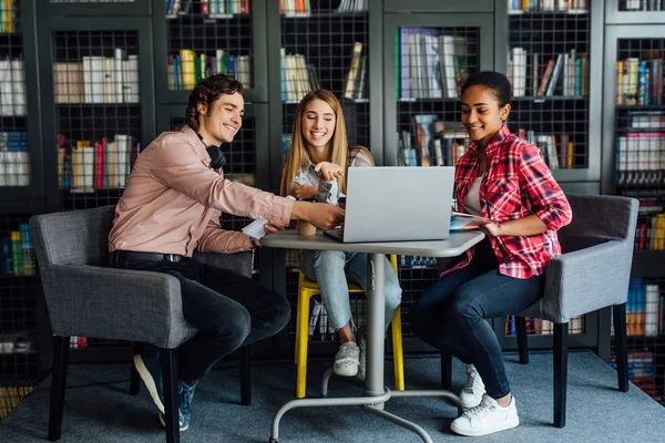 Drie Gelukkige Studenten Leren Bibliotheek Selectieve Focus — Stockfoto