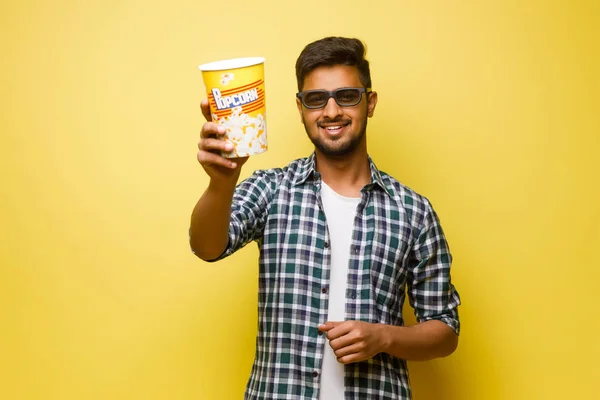Gelukkig Jong Indiaans Man Casual Wit Shirt Eten Popcorn Dragen — Stockfoto