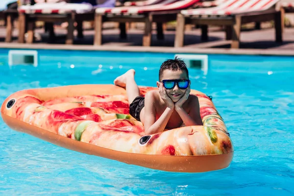 Niño Sonriente Descansando Piscina Enfoque Selectivo —  Fotos de Stock