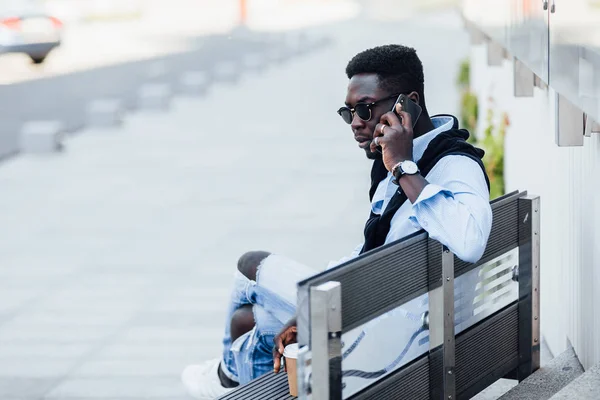 Freelancer Africano Feliz Falando Por Telefone Rua — Fotografia de Stock