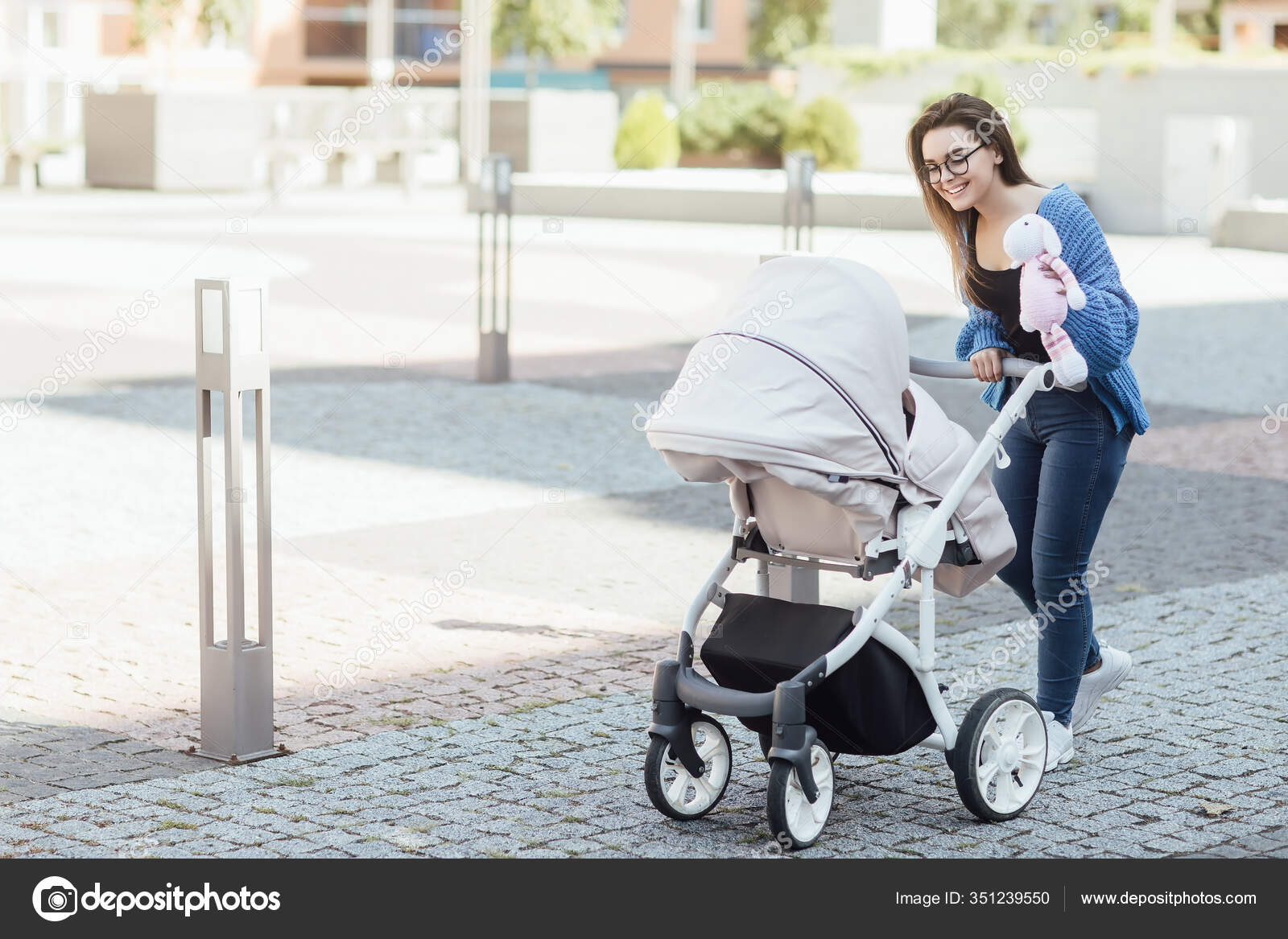 Mere Marchant Avec Bebe Poussette Femme Tenant Jouet Doux Passant Image Libre De Droit Par Taras Nagirnyak C