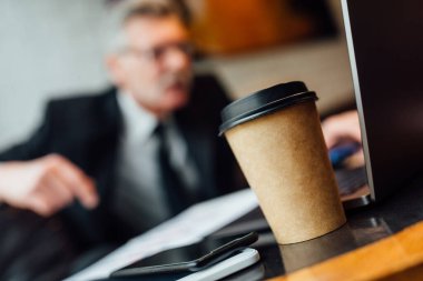 Kırpılmış fincanda kahve ya da ahşap masada çay..