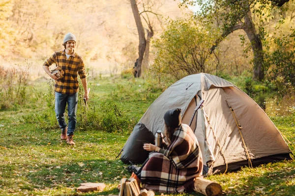 Hombre Guapo Recogiendo Leña Bosque Mujer Atractiva Está Esperando Por — Foto de Stock