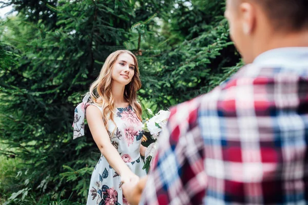 Zomervakantie Liefde Relatie Dating Concept Koppel Met Boeket Bloemen Het — Stockfoto