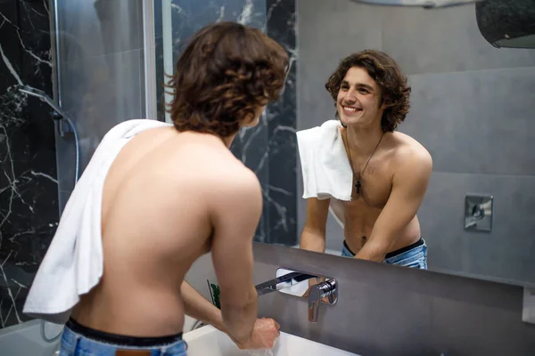 Higiene Manhã Homem Bonito Banheiro Olhando Espelho Sorrindo — Fotografia de Stock